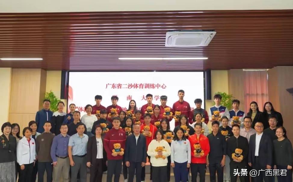 全红婵站C位！手捏公仔萌态百出全运会冲金