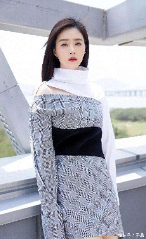 蒋欣穿衣再次踩雷穿格纹西装宽松到手都伸不